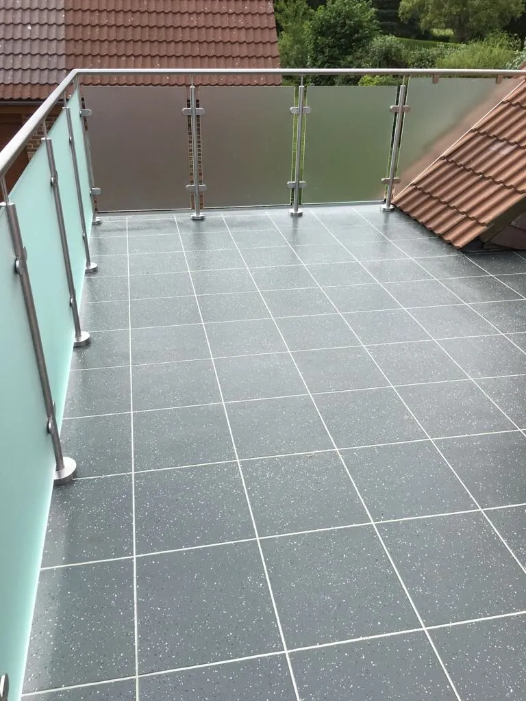 Tile-effect balcony with frosted glass balustrade